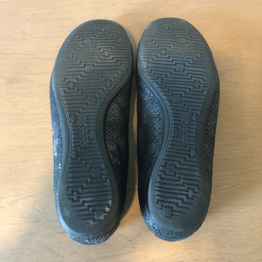 ECCO Flats Black size 39 (8/8.5) adorable details - Picture 2 of 4
